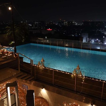 Hotel Radisson Blu Mumbai International Airport Exteriér fotografie Infinity pool at the 10th floor of the hotel