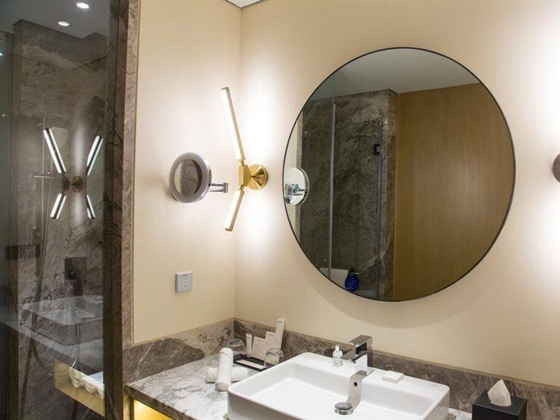 Hotel Radisson Blu Mumbai International Airport Exteriér fotografie Bathroom mirror