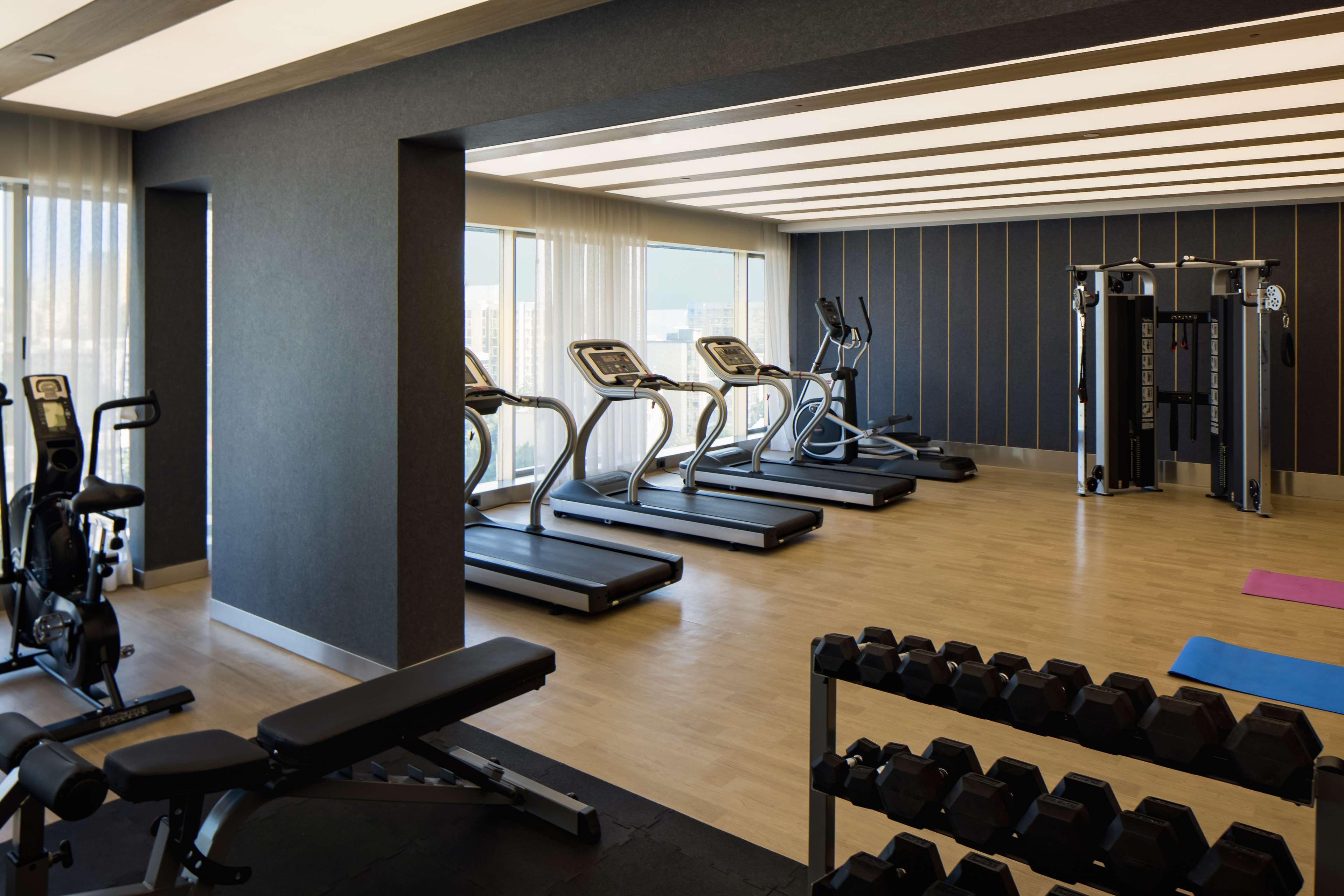 Hotel Radisson Blu Mumbai International Airport Exteriér fotografie The gym at the hotel