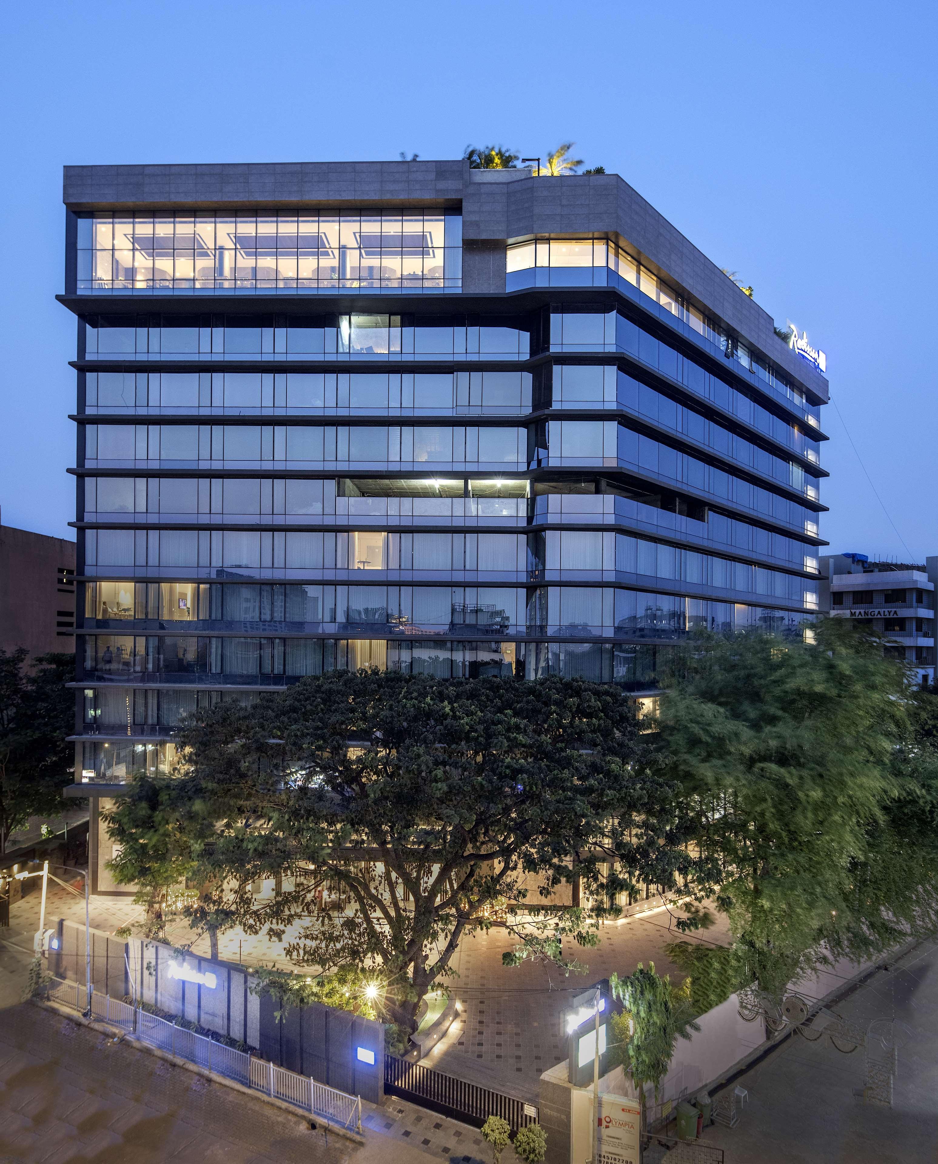 Hotel Radisson Blu Mumbai International Airport Exteriér fotografie The new building of the University of Texas MD Anderson Cancer Center