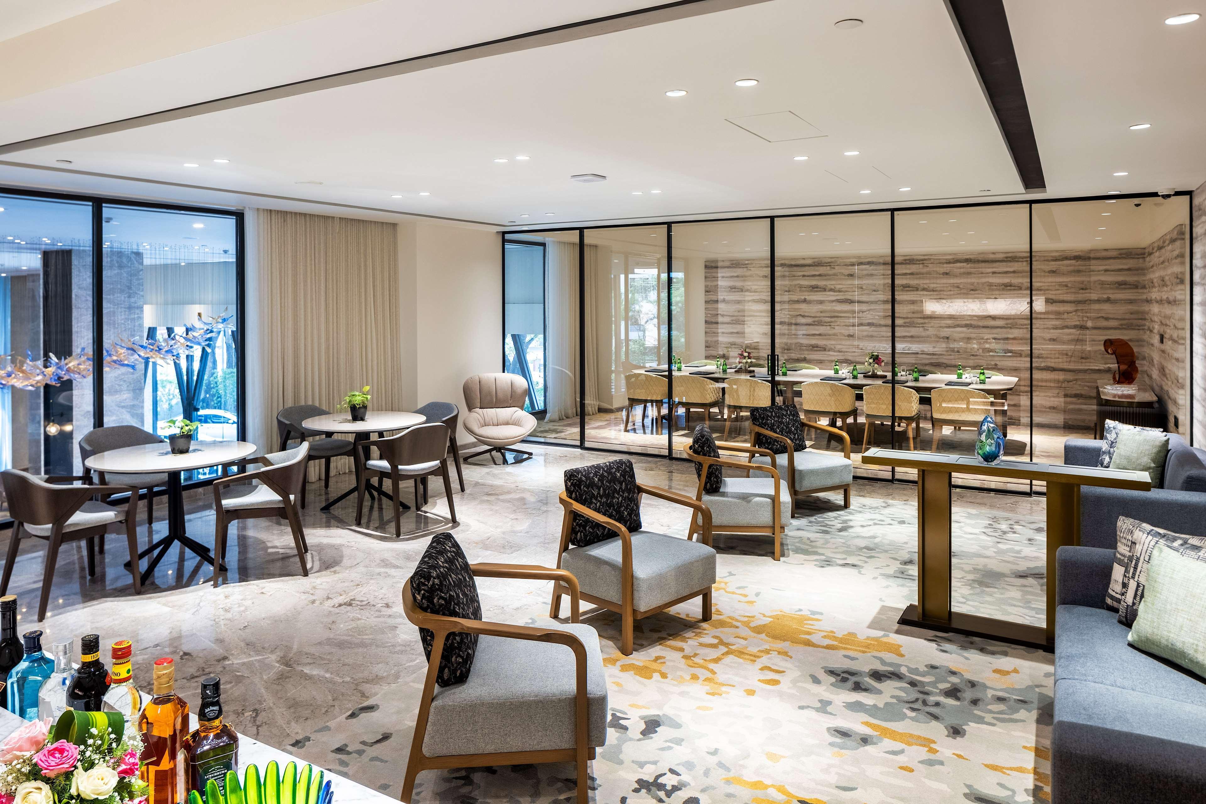 Hotel Radisson Blu Mumbai International Airport Exteriér fotografie The Club lounge at Hong Kong International Airport