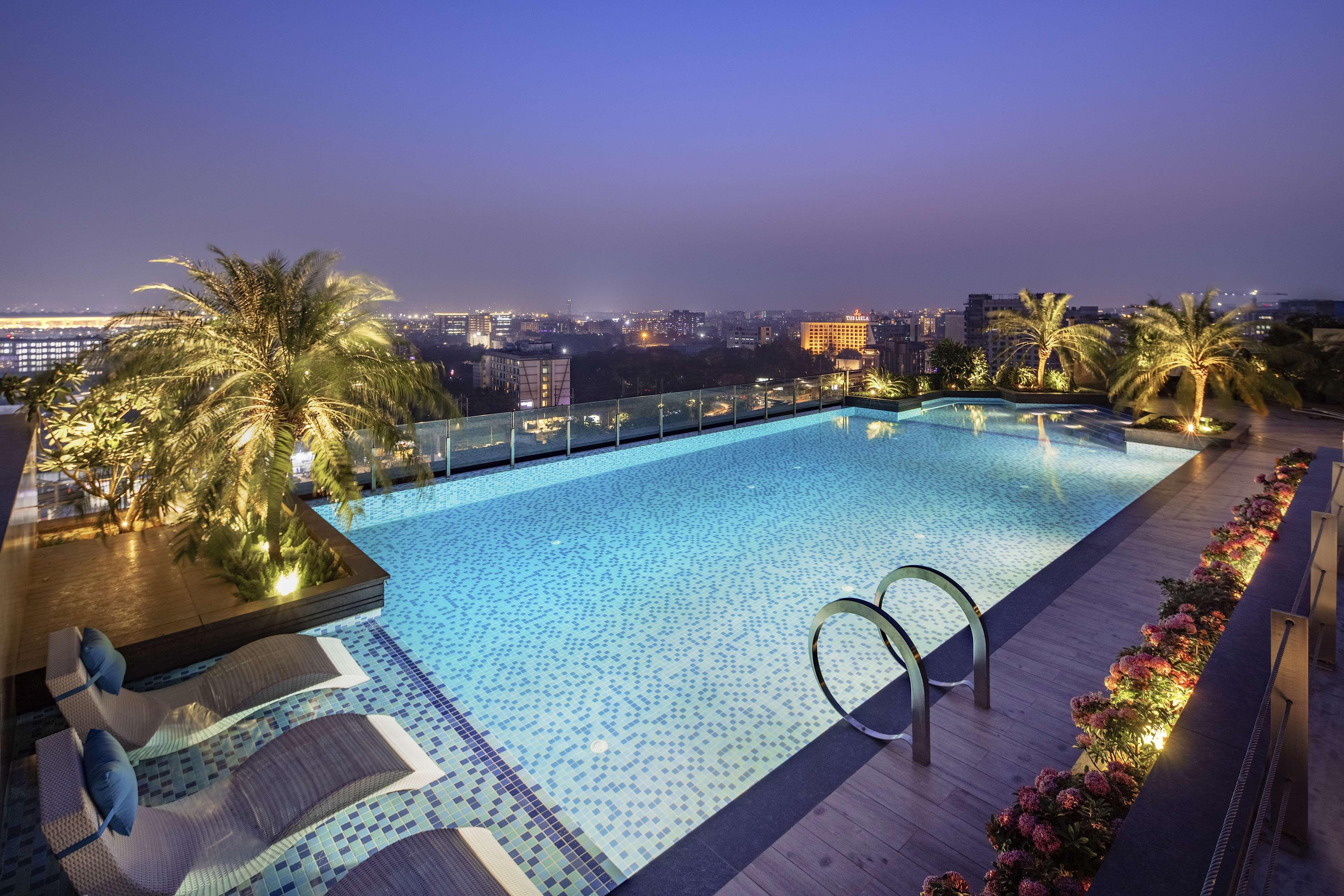 Hotel Radisson Blu Mumbai International Airport Exteriér fotografie The swimming pool at the rooftop