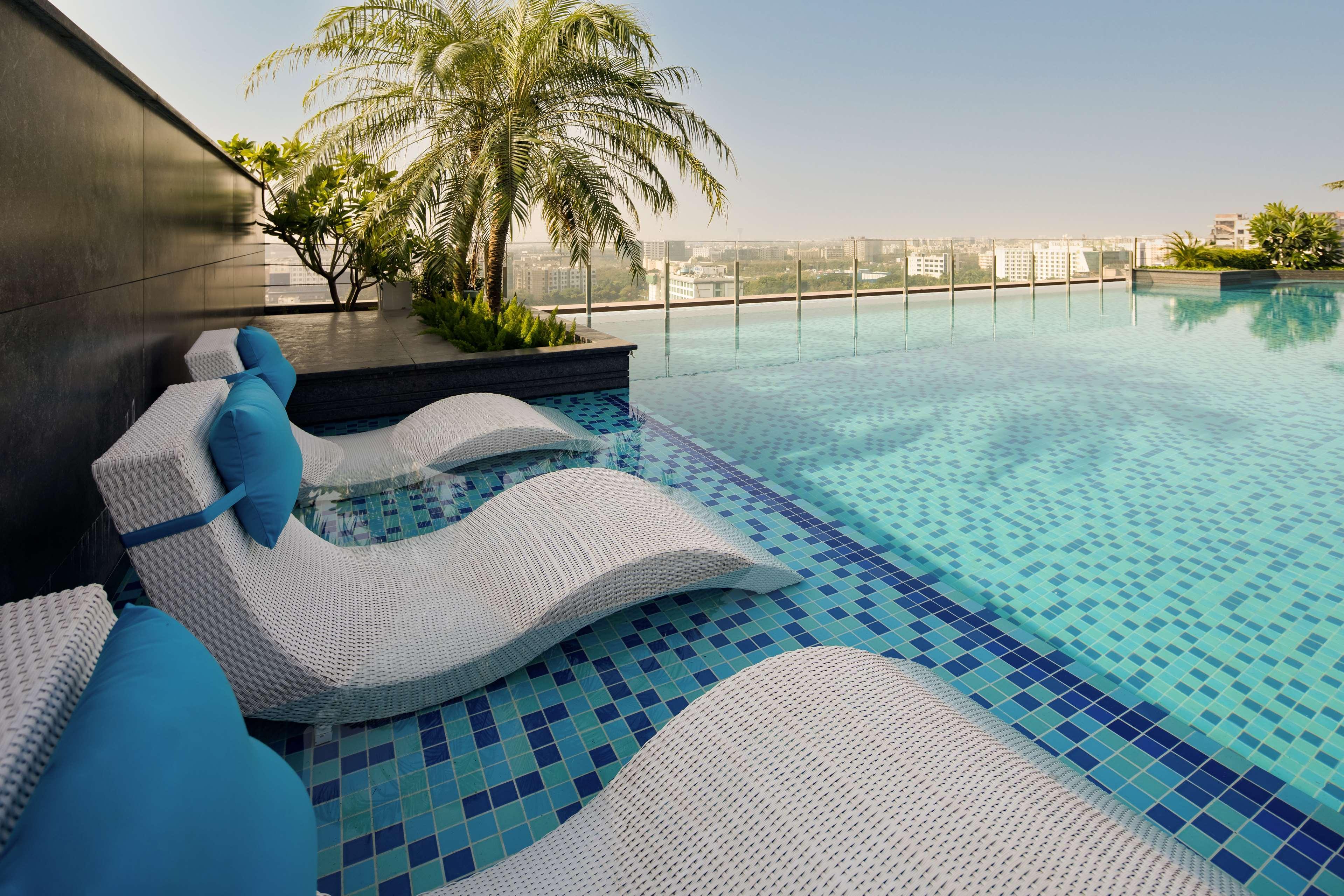 Hotel Radisson Blu Mumbai International Airport Exteriér fotografie The pool at the Park
