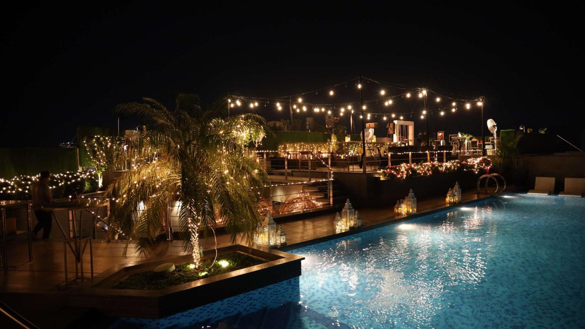 Hotel Radisson Blu Mumbai International Airport Exteriér fotografie The resort at night